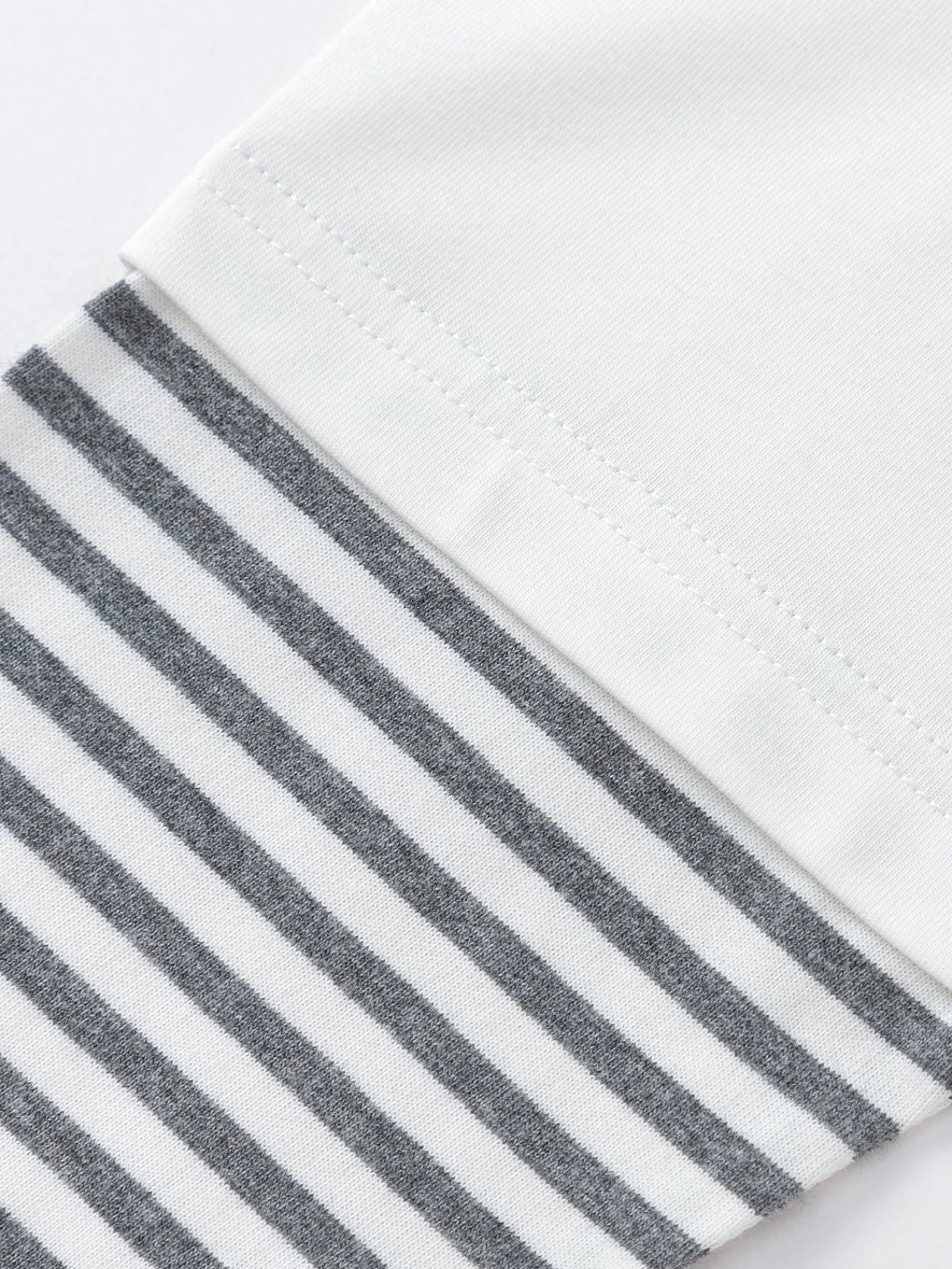 Balabala Long-sleeved T-shirt 2025 Spring New Boy Toddler Round V-neck Long-sleeved T-shirt Off-white Store